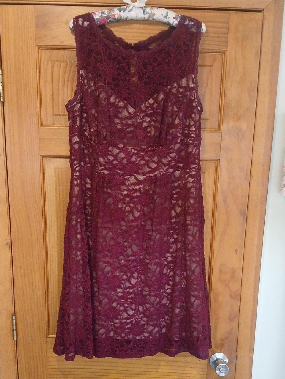 Sleeveless Lace Midi Dress in Wine